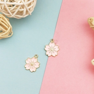 Ciondoli a fiore di ciliegio in rosa e oro per la creazione di gioielli fai da te