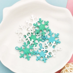 Bunte Schneeflocken-Anhänger aus Legierung für DIY-Schmuck in Weiß und Pastelltönen