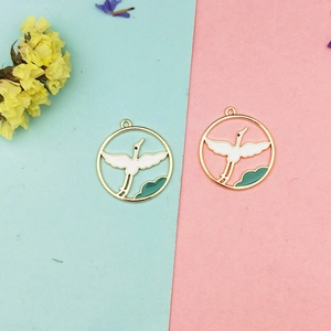 Details von runden Kranich- und grünen Wolkenanhängern für DIY-Halsketten Schmuck
