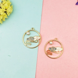 Detail von runden Kranich- und Wolkenanhängern mit Emaille und Perle für DIY-Schmuck