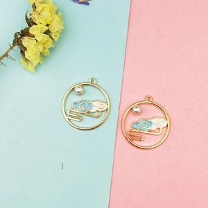 Detail von DIY Rundem Wolkenanhänger mit blauem Emaille und Perle für Schmuck