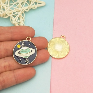 Emaille-Anhänger mit Sternenplaneten-Motiv in Goldoptik für DIY-Schmuck und Armbänder