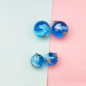 Blaue Glaskugel-Anhänger mit weißen Wolken und Muscheln für die DIY-Schmuckherstellung