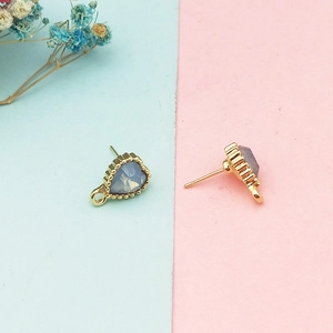 Detail von hellblauen tropfenförmigen Ohrringen mit vergoldeten Ösen für DIY-Schmuck