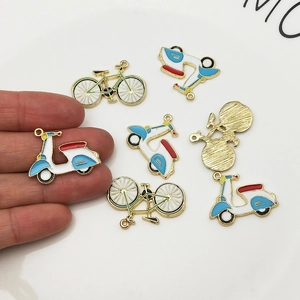 Ciondoli colorati in lega a forma di scooter e bici con placcatura in oro per gioielli