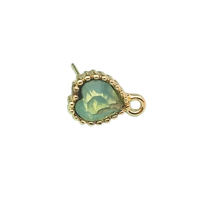 Goldener Herz-Ohrstecker für DIY-Schmuck mit olivgrünem Stein und Perlendekor