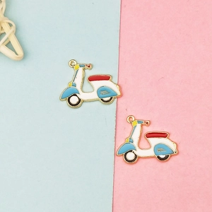 Dettaglio di ciondoli scooter colorati in lega per creazione gioielli fai-da-te