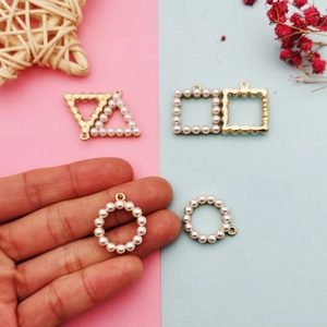 Χρυσά γεωμετρικά DIY κοσμήματα με λευκά μαργαριτάρια σε στρογγυλό τετράγωνο και τρίγωνο