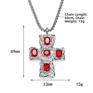 Pendentif croix en acier titane martelé avec pierres de zircon rouge sur chaîne