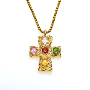 Collier croix dorée martelée avec zircons colorés et texture métallique de luxe
