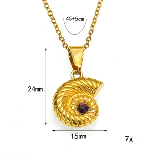 Collier avec pendentif conque dorée, pierre précieuse violette et chaîne en acier inox
