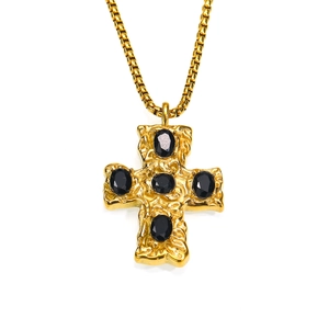 Détail du pendentif croix dorée avec texture martelée et zircons noirs élégants