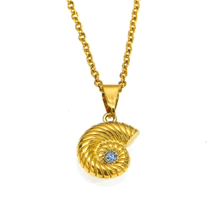 Détail d'un collier pendentif nautile plaqué or avec une incrustation de zircon bleu