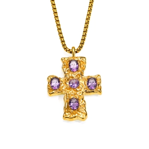 Gros plan détaillé d'un pendentif croix martelé en or avec zircons violets et chaîne