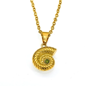 Collier à pendentif coquillage doré avec pierre verte sur une chaîne serpent élégante