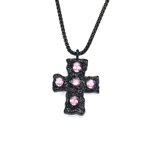 Pendentif croix en acier titane noir rétro avec zircons roses et motifs gaufrés