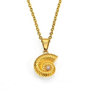 Détail d'un pendentif nautile doré avec cristal central monté sur une chaîne à maillons