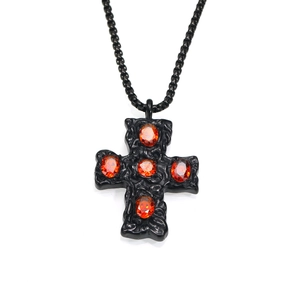 Pendentif croix noire gothique avec gravures de vignes et cinq zircons rouge orangé