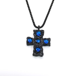 Détail du pendentif croix noire martelée avec zircons bleus sur chaîne maille