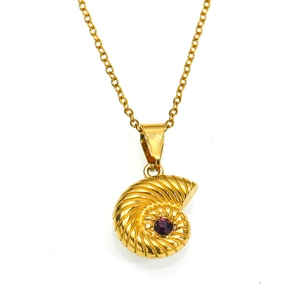 Détail du pendentif nautile doré avec pierre rouge sur une chaîne en acier inoxydable