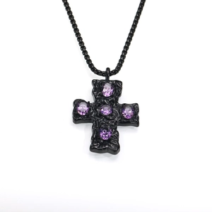 Détail du collier croix noire gothique avec texture martelée et zircons violets fins