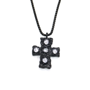 Détail du pendentif croix noire à texture martelée serti de 5 zircons sur une chaîne