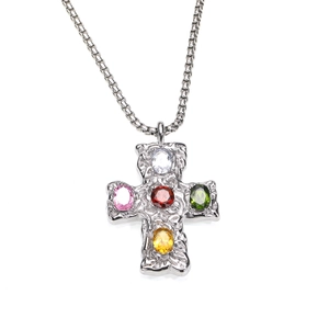 Détail du pendentif croix en argent martelé avec cinq zircons ovales colorés