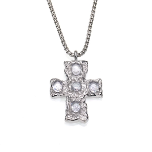 Détail du pendentif croix en argent martelé avec zircons et sa chaîne maille box