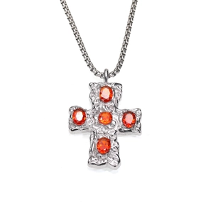 Vue détaillée du pendentif croix argenté texturé avec cinq pierres de zircone orange vif