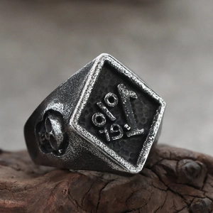 Makroaufnahme von 1%er Vintage Punk Ring mit Totenkopf-Schnitzerei und Finish