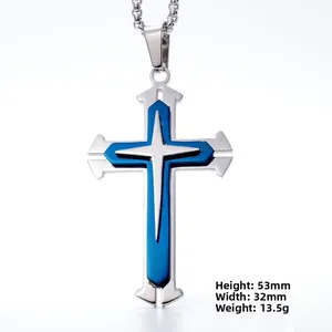 Dettaglio del ciondolo a croce blu a 3 strati con dimensioni 53mm altezza e 32mm larghezza