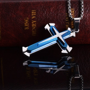 Collana con ciondolo a croce a tre strati blu e argento in acciaio al titanio con catena