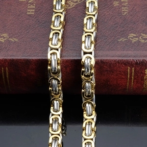 Détail macro de la chaîne byzantine bicolore or et argent pour collier pour homme