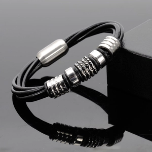 Nahaufnahme der mehrlagigen schwarzen Lederarmband mit silbernen Perlen und Magnetverschluss