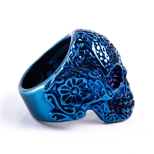 Dettaglio dell'anello con teschio blu e motivi floreali messicani in stile gotico