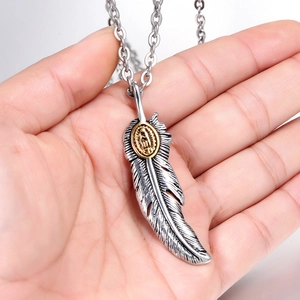 Collana con ciondolo a piuma vintage in acciaio al titanio con dettagli emblema dorati