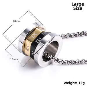 Détail macro du pendentif multicouche aux chiffres romains en or, argent et noir mat