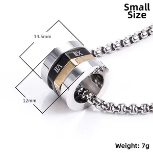 Détail du petit pendentif cylindrique en acier inoxydable avec chiffres romains et chaîne