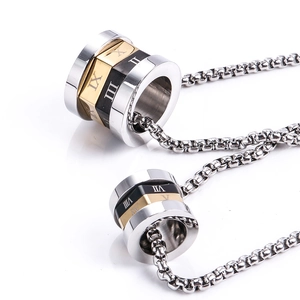 Collier Pendentif Cylindrique Tricolore en Acier au Titane avec Chiffres Romains pour Hommes Femmes Bijoux Minimalistes