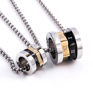 Vue macro des chiffres romains gravés sur les pendentifs anneaux tricolores en acier