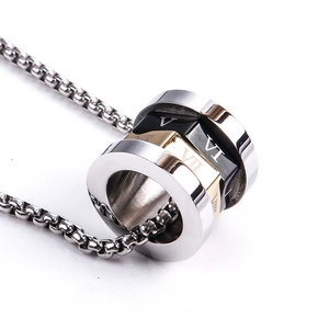 Collier cylindre en acier titane avec chiffres romains et anneaux tricolores argent, or et noir