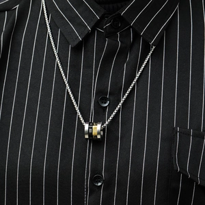 Collier pour hommes avec pendentif cylindrique tricolore et chiffres romains