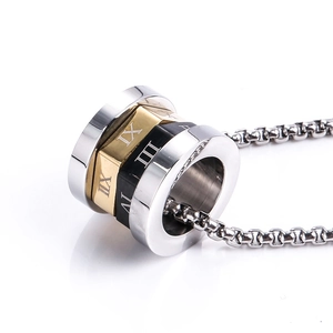 Pendentif cylindre en acier inoxydable tricolore avec chiffres romains et chaîne box