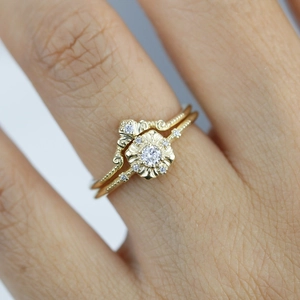 Macro-opname van vintage gouden ringen met bloemengravures en pave diamanten