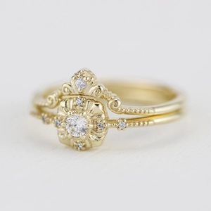 Vintage vergulde ringenset met ronde diamant en filigraan details in hofstijl design
