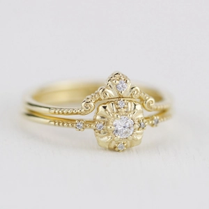 Macro-opname van de goudkleurige ringenset in vintage stijl met edelsteen en bloemengravures