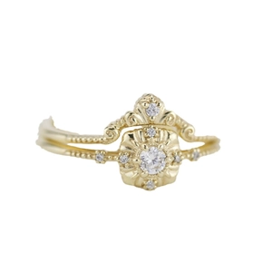 Vintage gouden ring met verfijnde gravures en een briljant ronde middelste steen
