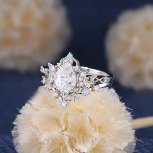 Bague vintage avec pierre de lune en forme de poire et accents d'opale en argent