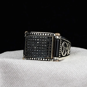 Retro gear style men's ring with black pavé stones and vintage engraved details