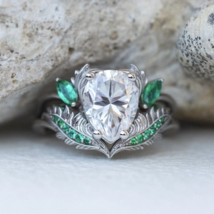 Macro-opname van kroonring met peervormige edelsteen en groene markies-accenten